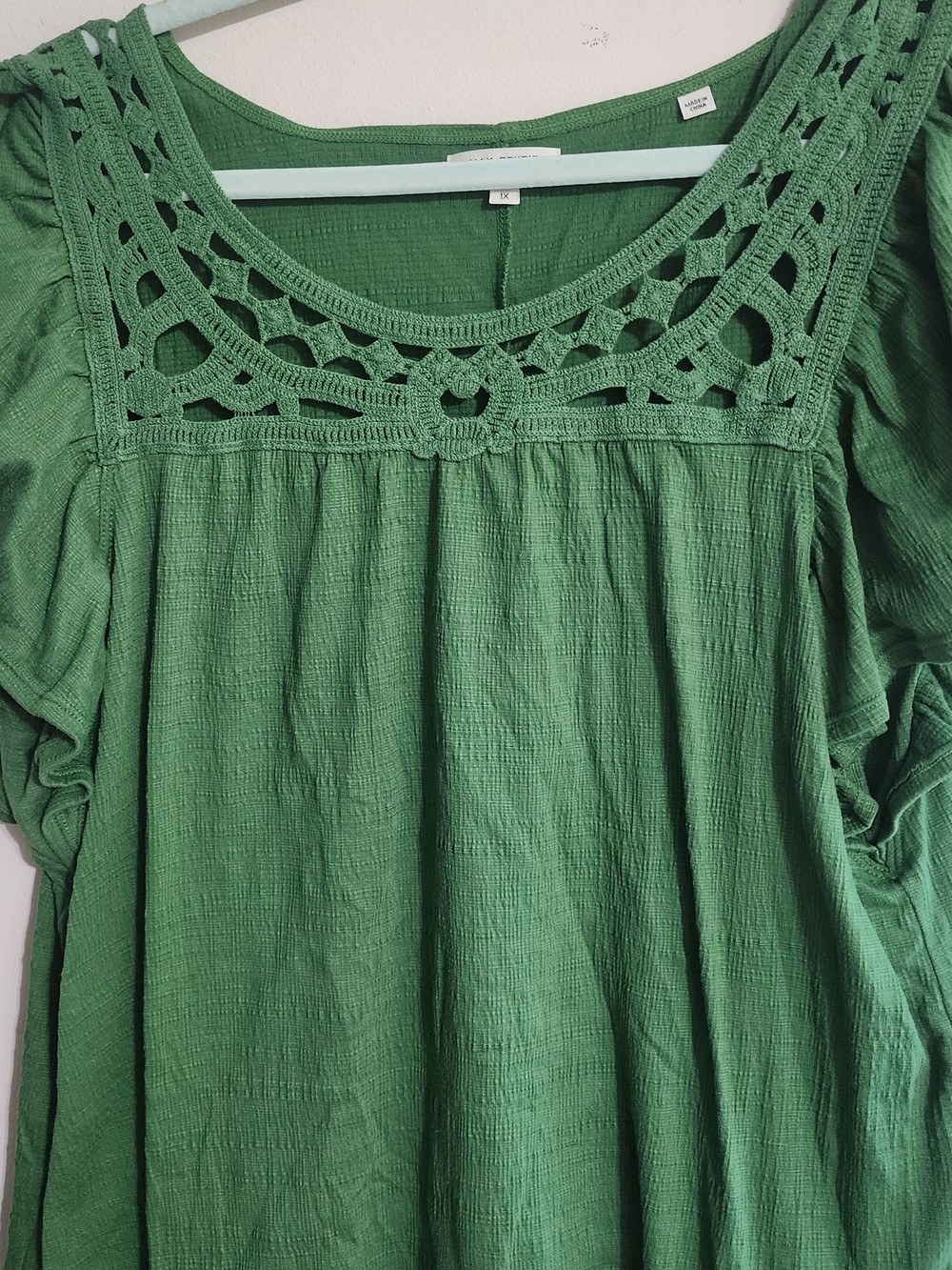 Max Studio London Green Crochet Trim Flutter Sleeve Top Size 1X - Picture 2 of 4